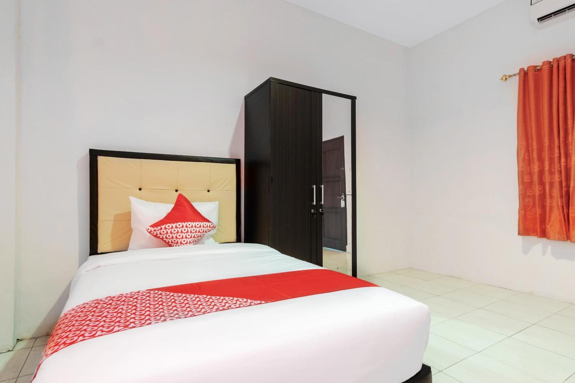 Vaccinated Staff - OYO 622 Bakti Homestay Medan Exterior foto
