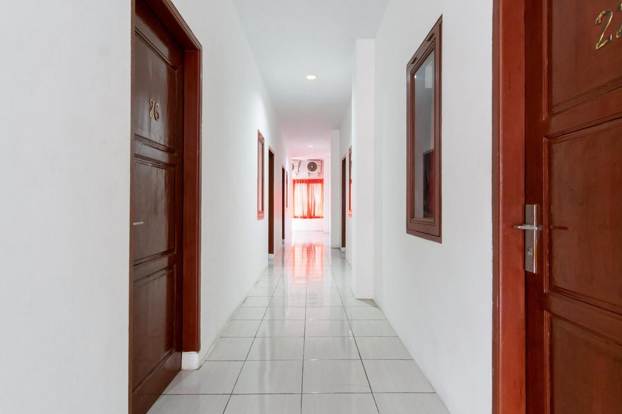 Vaccinated Staff - OYO 622 Bakti Homestay Medan Exterior foto