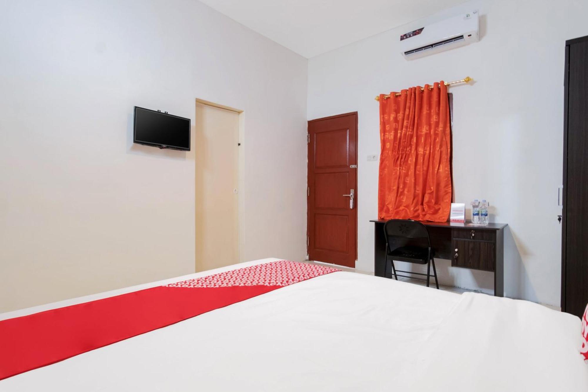 Vaccinated Staff - OYO 622 Bakti Homestay Medan Exterior foto