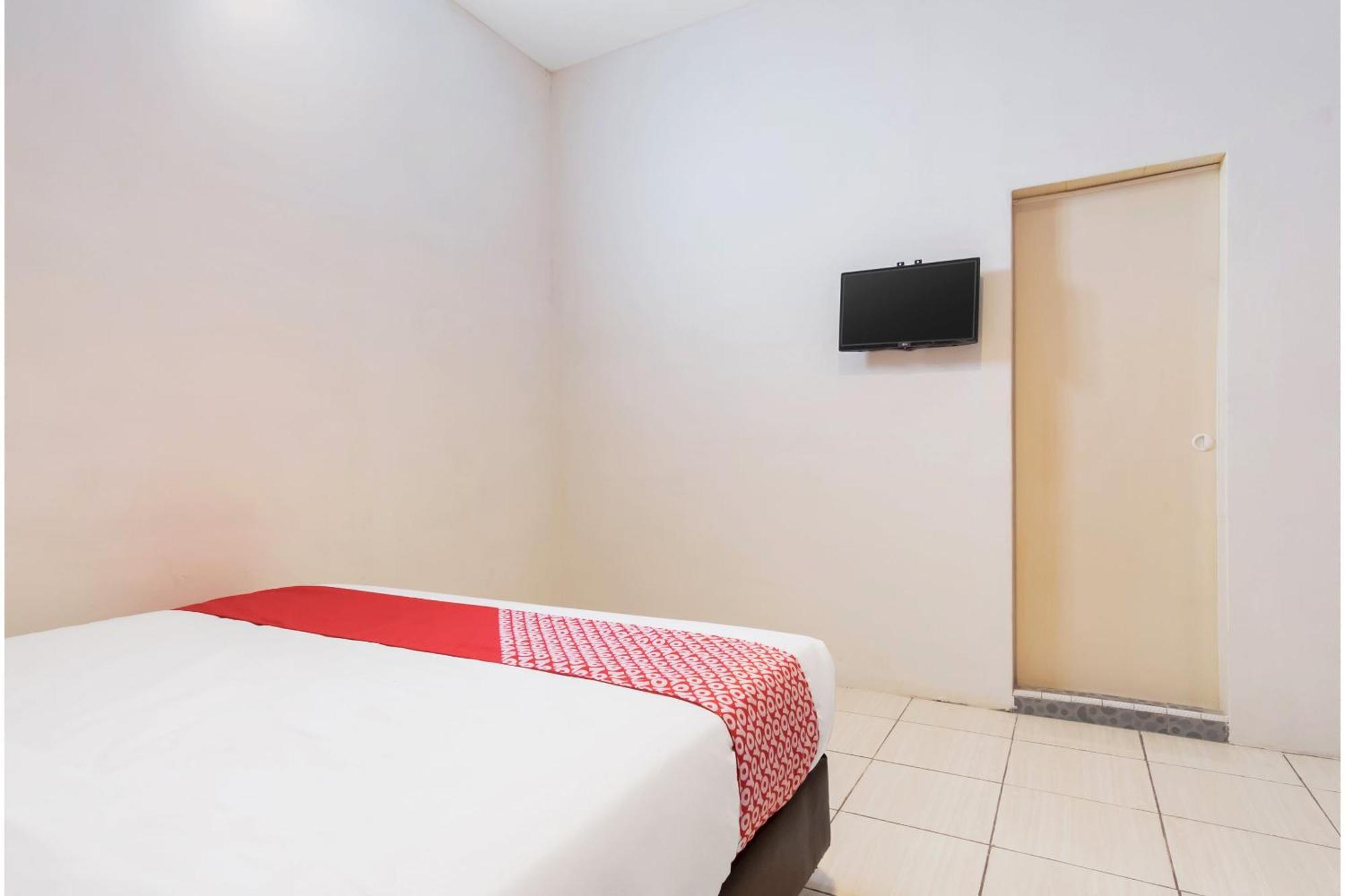 Vaccinated Staff - OYO 622 Bakti Homestay Medan Exterior foto