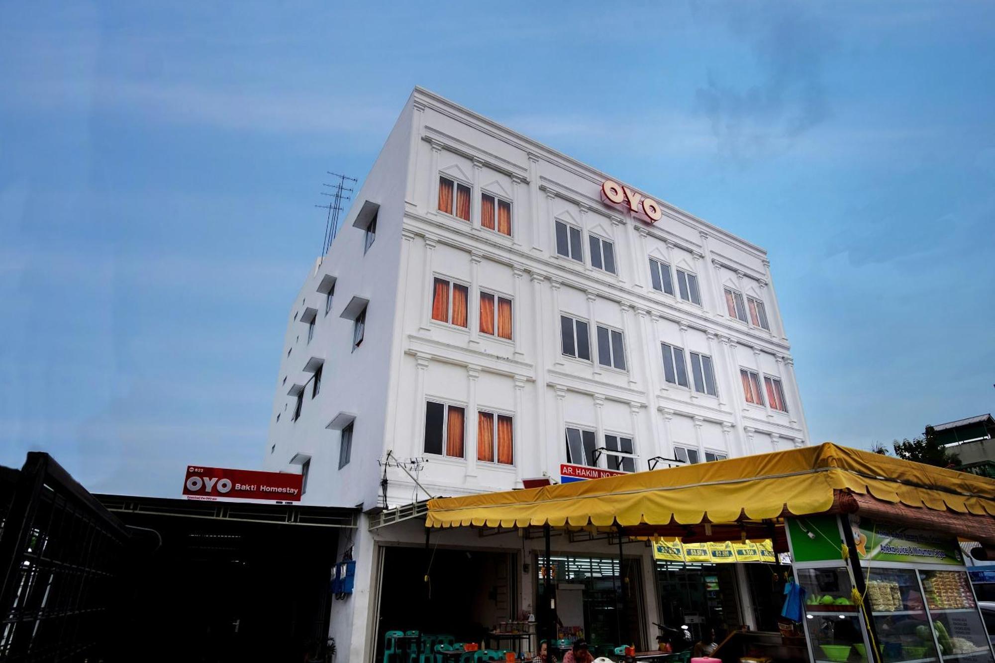 Vaccinated Staff - OYO 622 Bakti Homestay Medan Exterior foto